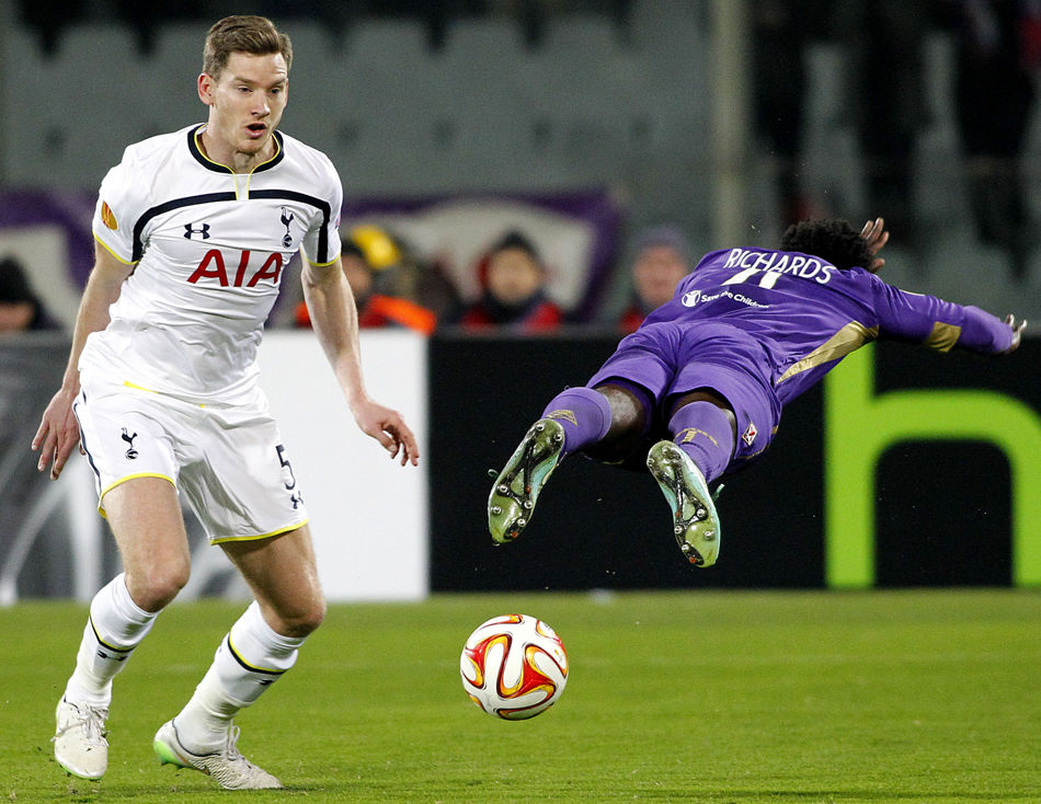 Tottenham's Jan Vertonghen, left, fights for the ball with Fiorentina's Micah Richards during a Uefa Europa League, round of 32 second leg soccer match between Fiorentina and Tottenham at the Artemio Franchi stadium in Florence, Italy, Thursday, Feb. 26, 2015. (AP Photo/Fabrizio Giovannozzi)